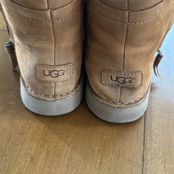 UGG, leather fur lined women’s ankle boots with zippers - Picture 2 of 9